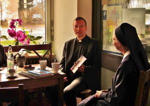 Bischof Gerber im Gespräch im Josef-Engling-Haus